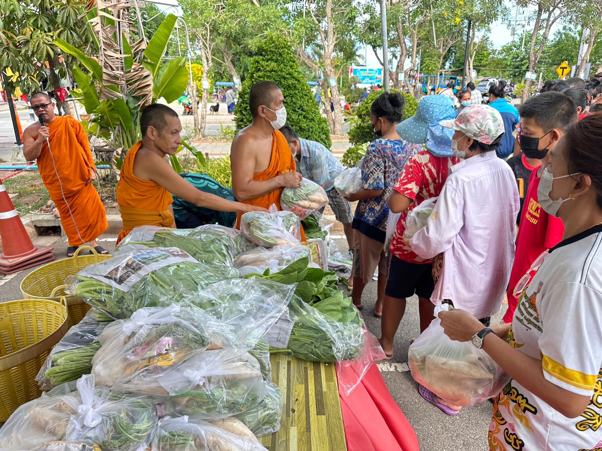 สงฆ์ไทยไม่ทิ้งประชาชน โดย หลวงพ่อแดง นันทิโย จัดโครงการแจกผักปันสุข เป็นสัปดาห์ที่ 151 ช่วยเหลือผู้มีรายได้น้อย 