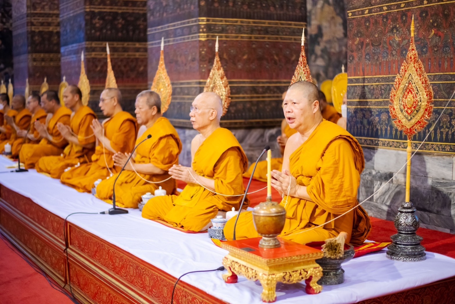 พระบาทสมเด็จพระเจ้าอยู่หัว ทรงพระกรุณาโปรดพระราชทานไฟพระฤกษ์และผ้าไตรพิธีเจริญพระพุทธมนต์นวัคคหายุสมธัมม์มงคลเฉลิมพระเกียรติฯ