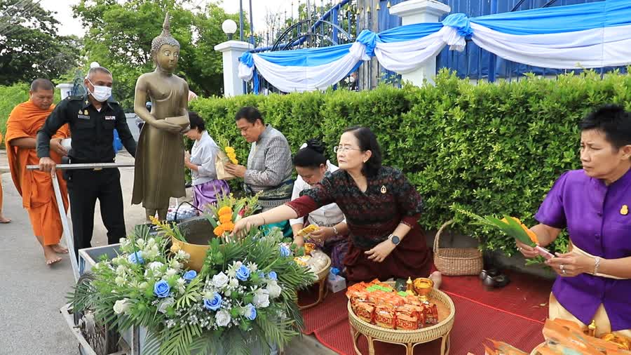 จังหวัดลพบุรี นุ่งโจงแต่งไทย ตักบาตร โครงการถนนสายบุญนำสู่การสร้าง