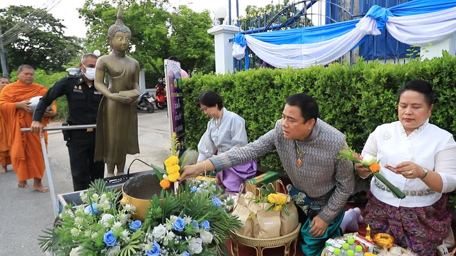 จังหวัดลพบุรี นุ่งโจงแต่งไทย ตักบาตร โครงการถนนสายบุญนำสู่การสร้าง