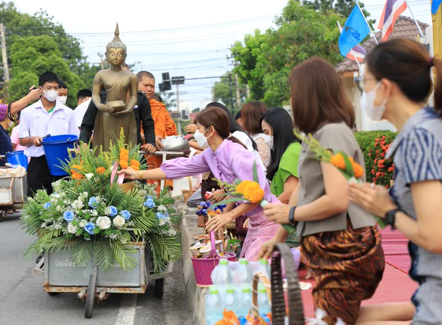 จังหวัดลพบุรี นุ่งโจงแต่งไทย ตักบาตร โครงการถนนสายบุญนำสู่การสร้าง