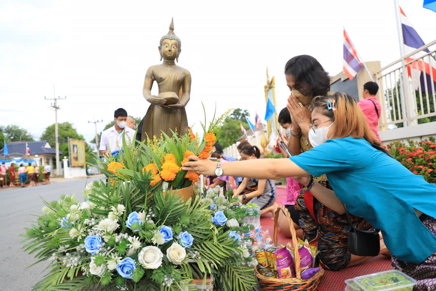 จังหวัดลพบุรี นุ่งโจงแต่งไทย ตักบาตร โครงการถนนสายบุญนำสู่การสร้าง