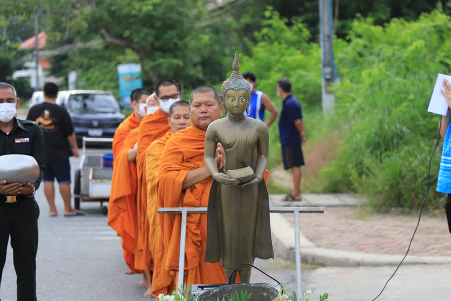 จังหวัดลพบุรี นุ่งโจงแต่งไทย ตักบาตร โครงการถนนสายบุญนำสู่การสร้าง