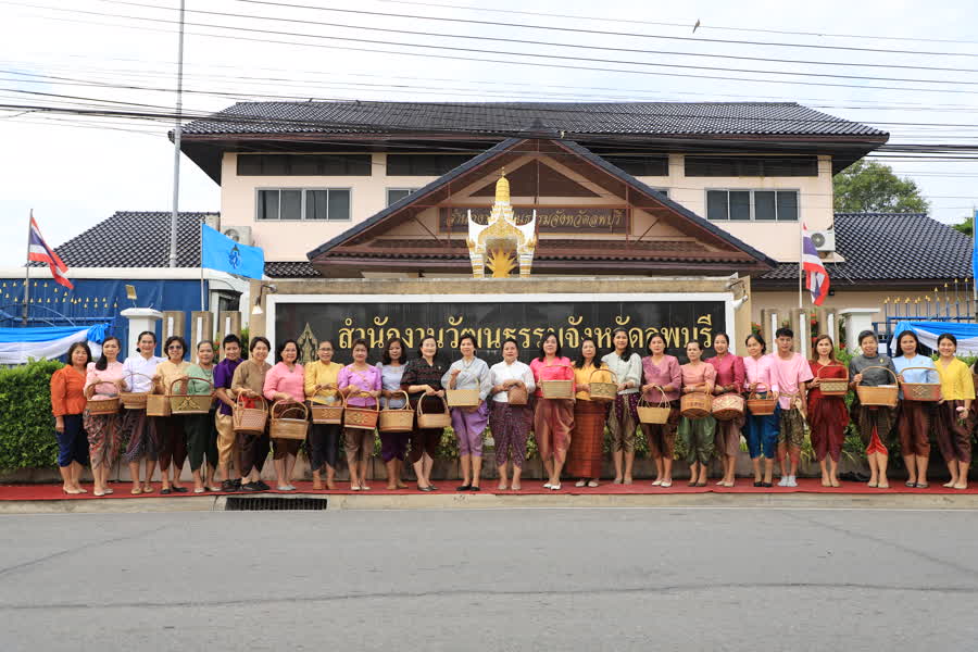 จังหวัดลพบุรี นุ่งโจงแต่งไทย ตักบาตร โครงการถนนสายบุญนำสู่การสร้าง