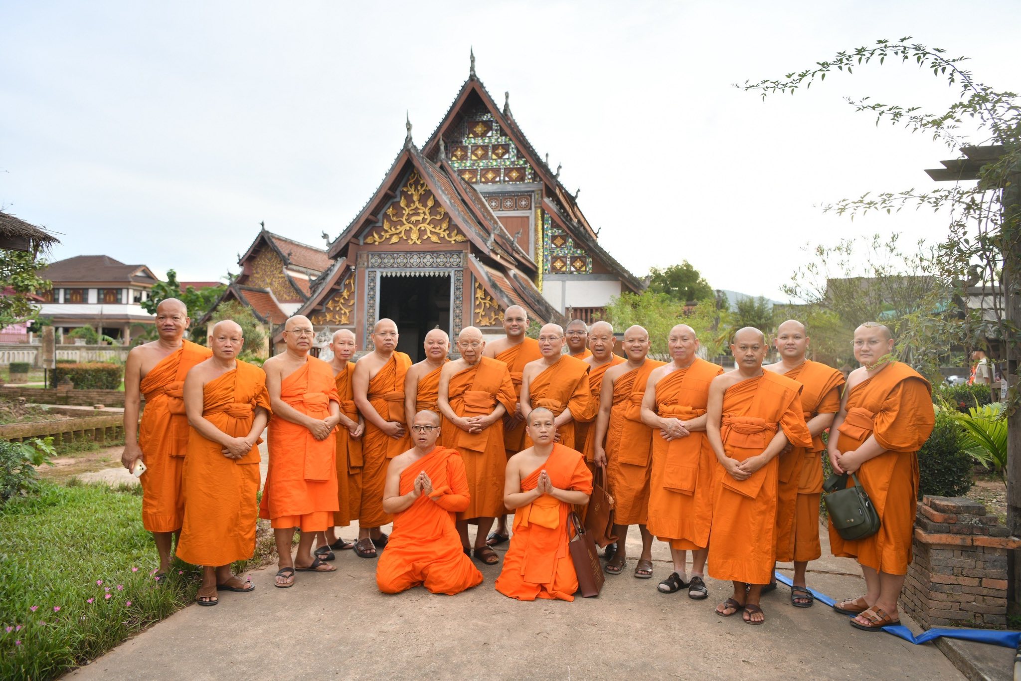 ❖ สมเด็จพระมหาธีราจารย์ ตรวจเยี่ยมและมอบกัปปิยภัณฑ์ ผู้ประสบอุทกภัย ที่วัดหนองบัว วัดไทลื้อเมืองน่าน จังหวัดน่าน