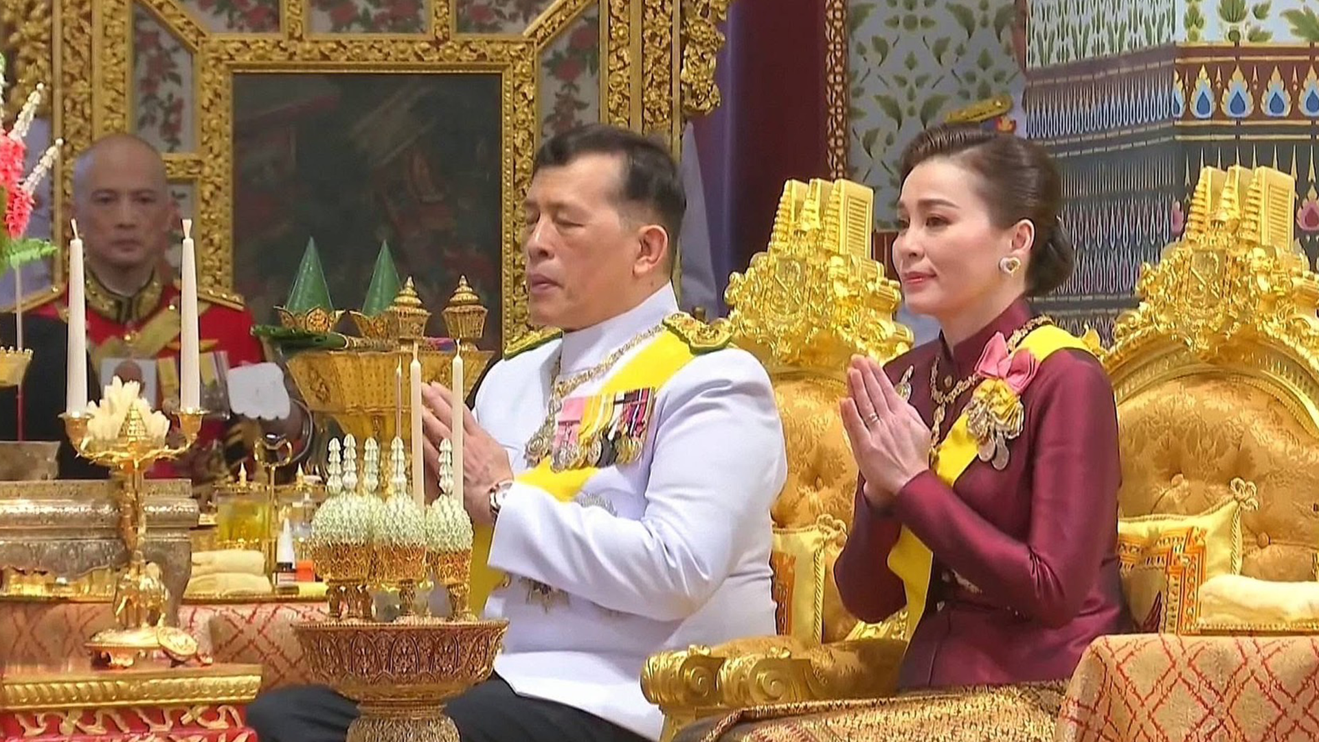 ❖ พระบาทสมเด็จพระเจ้าอยู่หัว สมเด็จพระบรมราชินี เสด็จ ณ พระที่นั่งอมรินทรวินิจฉัย พระบรมมหาราชวัง บำเพ็ญพระราชกุศล อุทิศพระอัฐมรามาธิบดินทร (ร.8) ครบ 100 ปี
