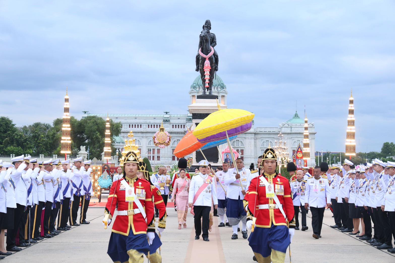 ❖ ในหลวง-พระราชินี เสด็จฯ ทรงวางพวงมาลา เนื่องในวันปิยมหาราช ณ พระบรมราชานุสรณ์ พระบาทสมเด็จพระจุลจอมเกล้าเจ้าอยู่หัว พระลานพระราชวังดุสิต