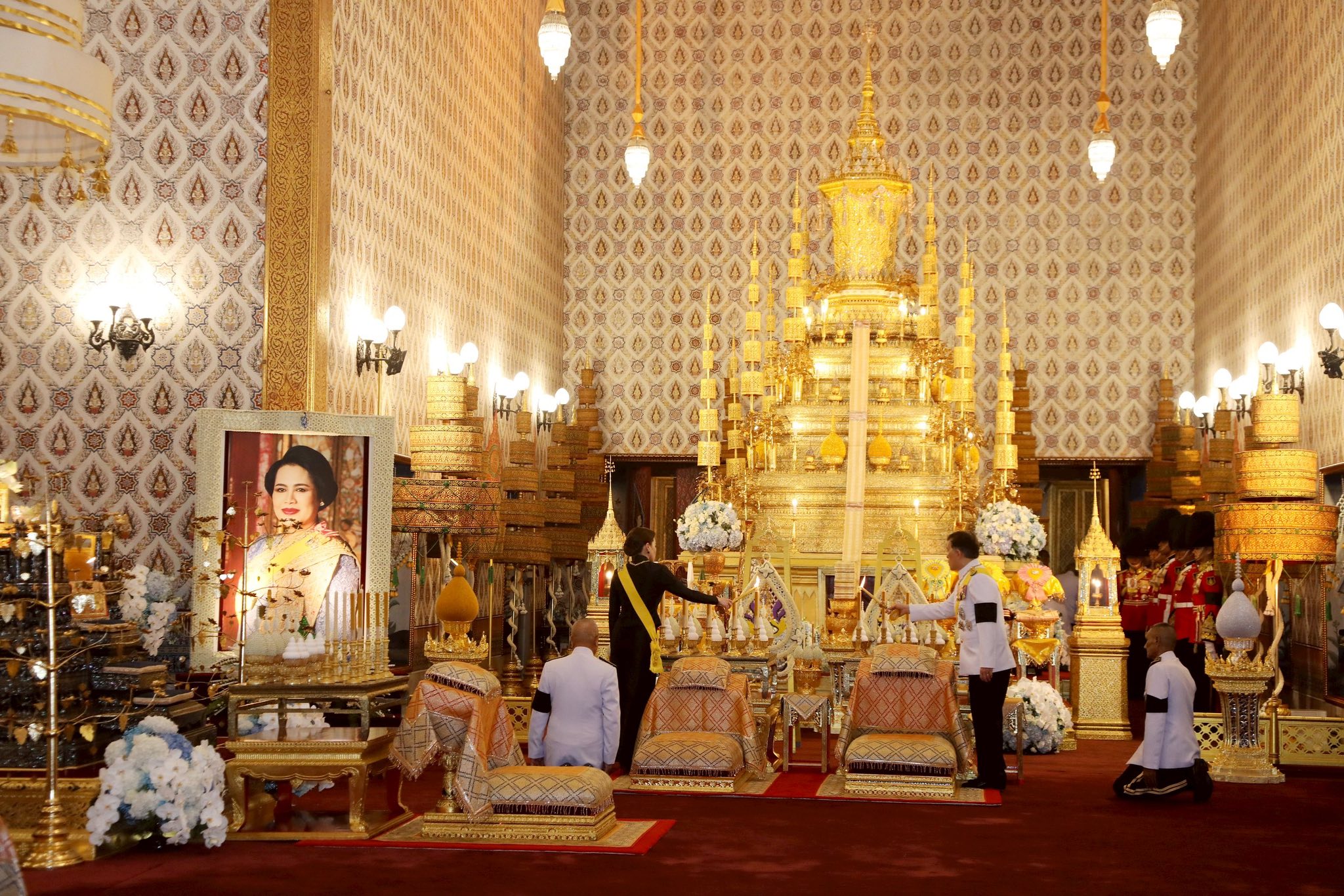 ในหลวง-พระราชินี ถวายน้ำสรงพระบรมศพ สมเด็จพระพันปีหลวง ทรงบำเพ็ญพระราชกุศลสวดพระอภิธรรมพระบรมศพ ณ พระที่นั่งดุสิตมหาปราสาท พระบรมมหาราชวัง