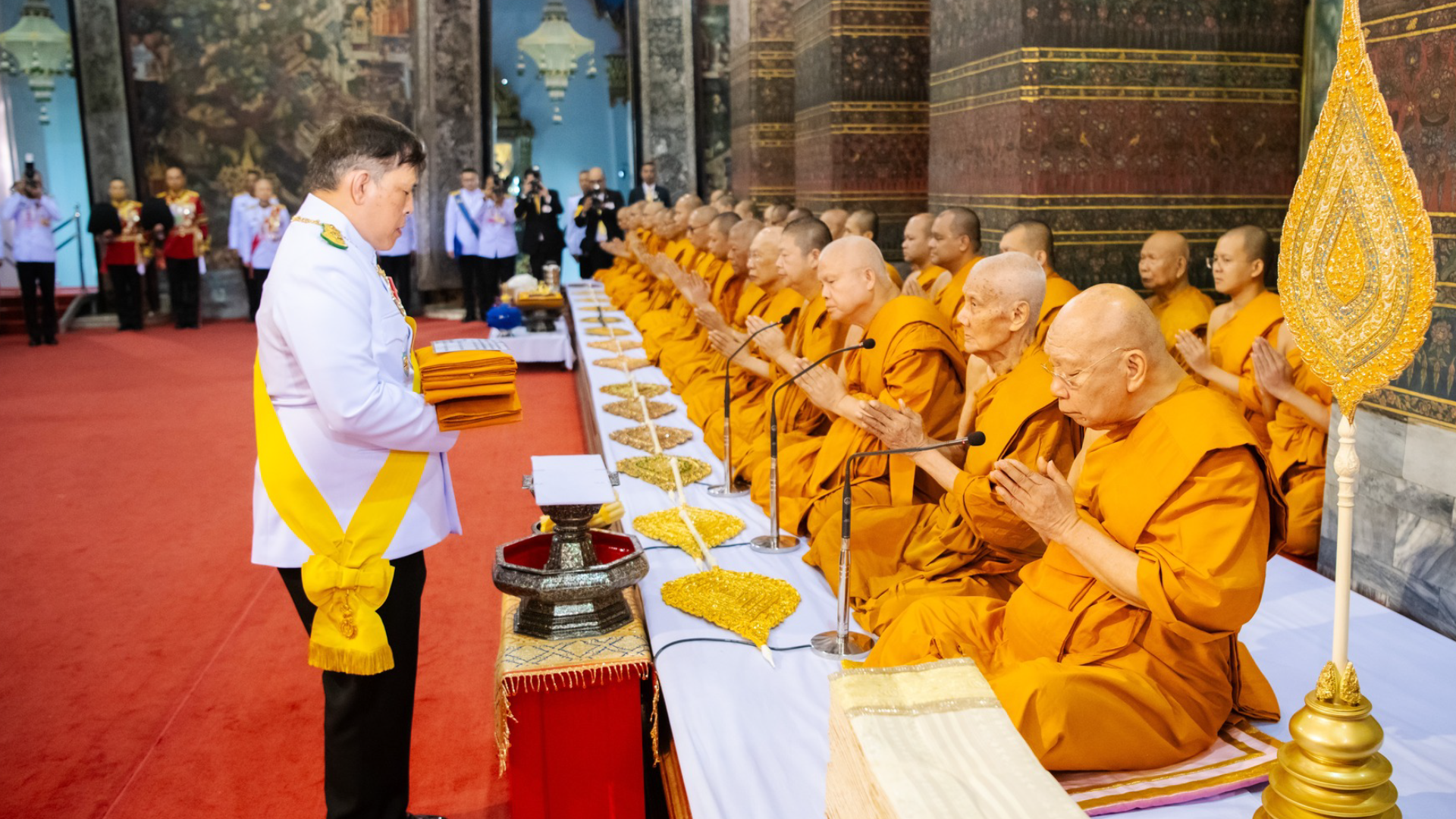 ❖ พระบาทสมเด็จพระเจ้าอยู่หัว และสมเด็จพระนางเจ้าฯ พระบรมราชินี เสด็จพระราชดำเนินไปในการพระราชพิธีทรงบำเพ็ญพระราชกุศลถวายผ้าพระกฐิน ณ วัดพระเชตุพนวิมลมังคลาราม ราชวรมหาวิหาร เขตพระนคร กรุงเทพมหานคร