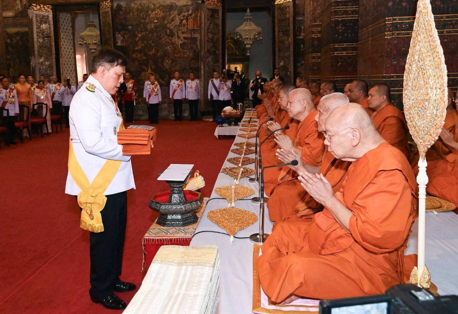 ❖ พระบาทสมเด็จพระเจ้าอยู่หัว และสมเด็จพระนางเจ้าฯ พระบรมราชินี เสด็จพระราชดำเนินไปในการพระราชพิธีทรงบำเพ็ญพระราชกุศลถวายผ้าพระกฐิน ณ วัดพระเชตุพนวิมลมังคลาราม ราชวรมหาวิหาร เขตพระนคร กรุงเทพมหานคร