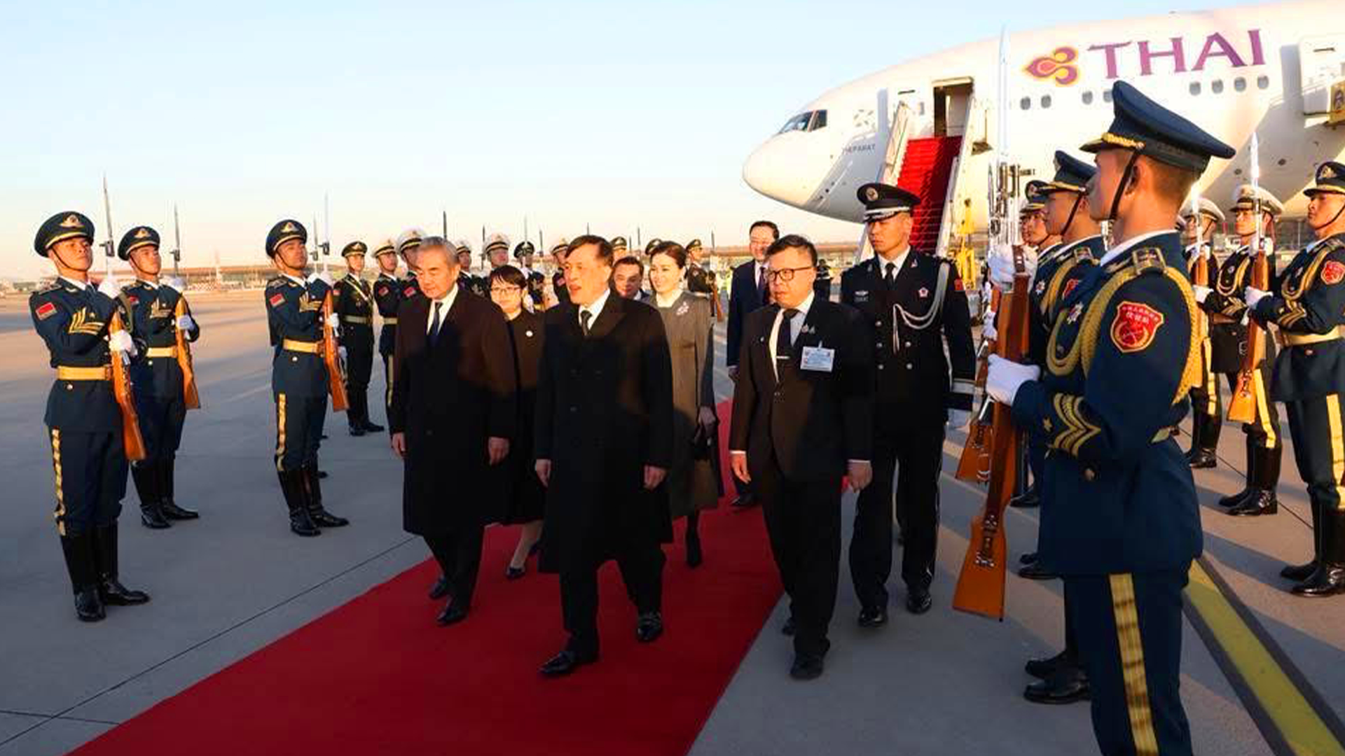 ❖ พระบาทสมเด็จพระเจ้าอยู่หัว พระบรมราชินี เสด็จเยือนจีน ครั้งประวัติศาสตร์ ตามคำเชิญนายสี จิ้น ผิง เฉลิมฉลองการสถาปนาความสัมพันธ์ทางการทูต ไทย-จีน ครบ 50 ปี