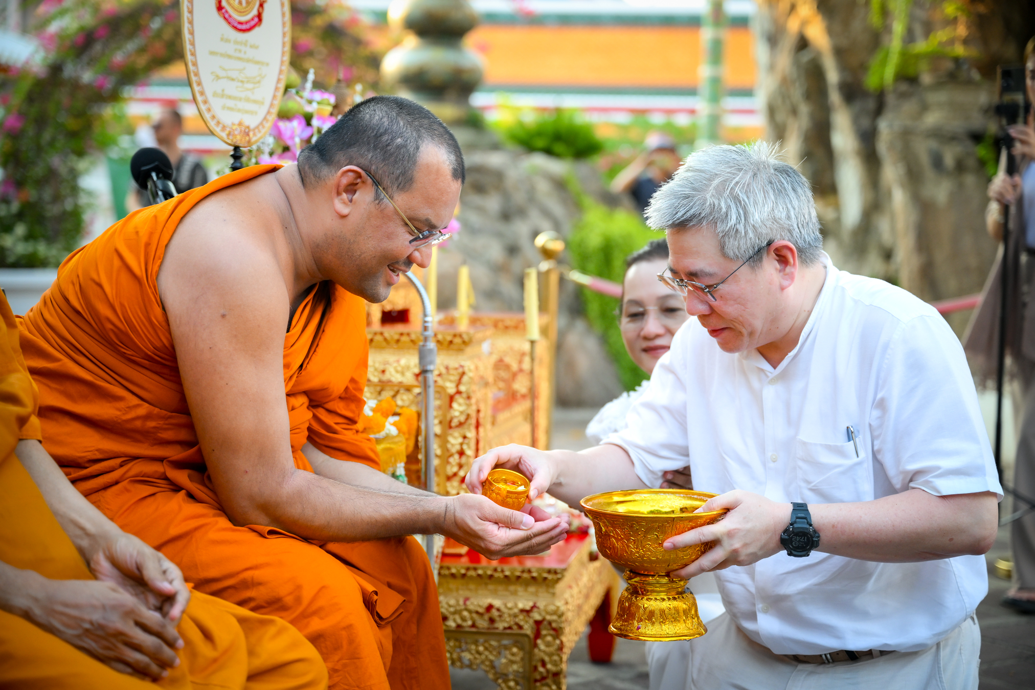 ผู้ปฏิบัติธรรมวัดพระเชตุพน รดน้ำขอพรพระอาจารย์ เนื่องในวันสงกรานต์