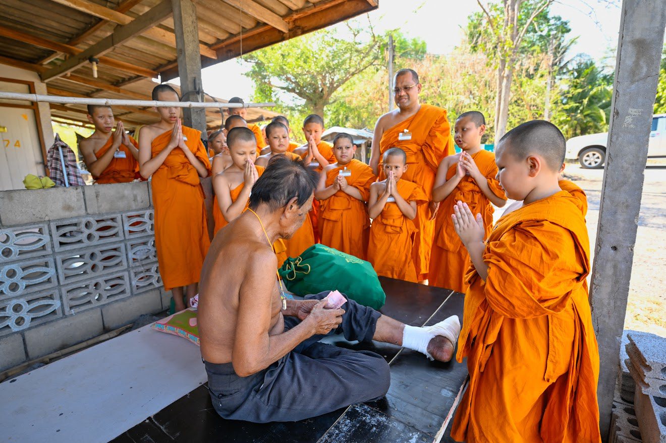 ❖ พระสุธีวชิรปฏิภาณ นำสามเณรภาคฤดูร้อน วัดพระเชตุพน เยี่ยมให้กำลังใจ ผู้สูงอายุ มอบสิ่งของดำรงชีพ ชุมชนรอบศูนย์การศึกษาและปฏิบัติธรรม “ธมฺมรํสี” อ.ชะอำ จ.เพชรบุรี